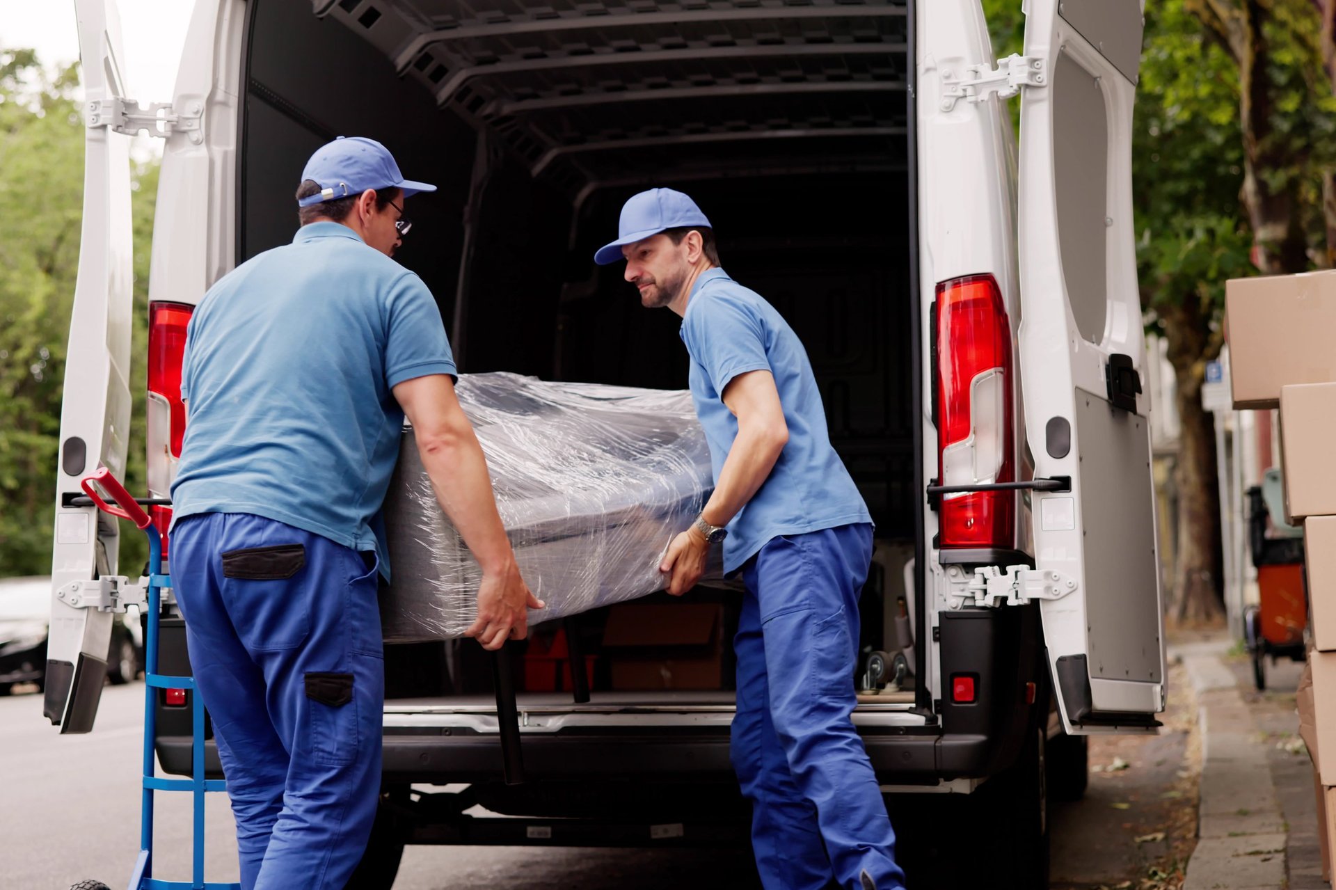 Professionelle Umzugshelfer beim Transport